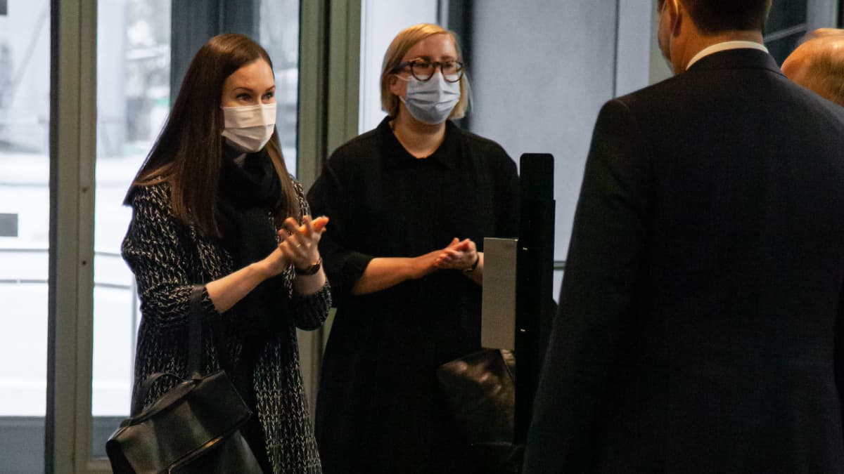 Pääministeri Sanna Marin tervehtii Lappeenrannan kaupunginjohtaja Kimmo Jarvaa 2.11.2020.
