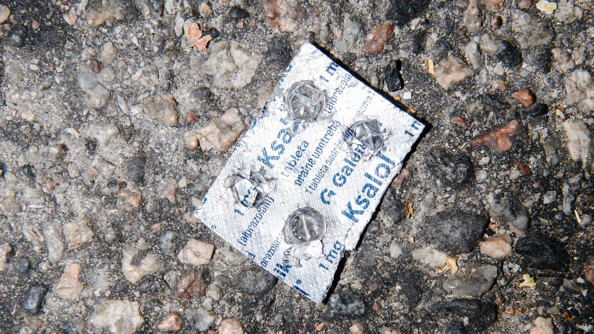 Katri Valan puistosta Helsingin Kalliosta löytyy jälkiä suonensisäisten huumeiden käytöstä. Kuvassa Ksalol -pakkaus.