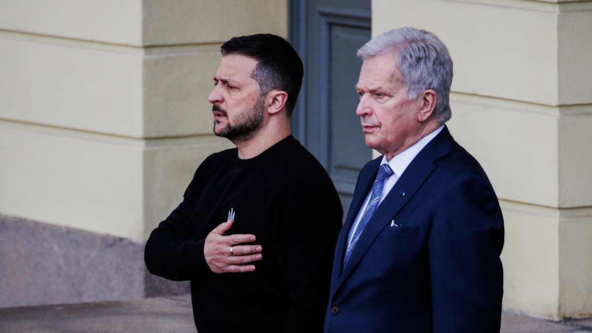 Zelenskyi otettiin vastaan Presidentinlinnan pihalla. 