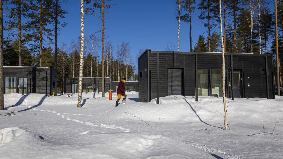 Pistohiekka Sauna Oy:n hallituksen puheenjohtaja Jarmo Valto luomassa lumia Pistohiekan uuden mökin kuistilta.