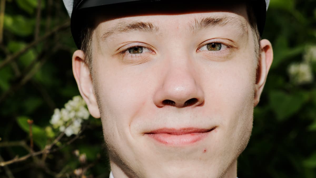 Joonas Lehtimäki juhli ylioppilakkiaan sukunsa ja perheensä kanssa isovanhempiensa luona Paloheinässä.