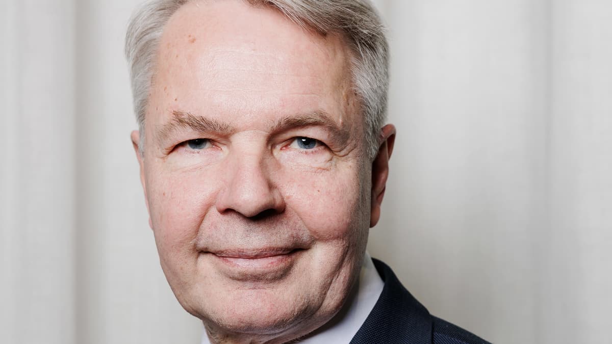Ulkoministeri Pekka Haavisto (vihr.) kuvattiin ministeriön tiloissa Katajanokalla.