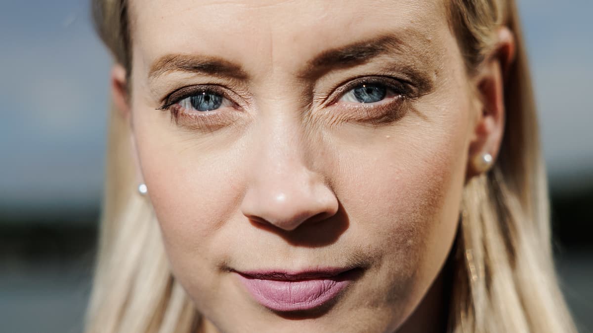 Sofia Virta kuvattiin Helsingissä Taivallahden rannassa.