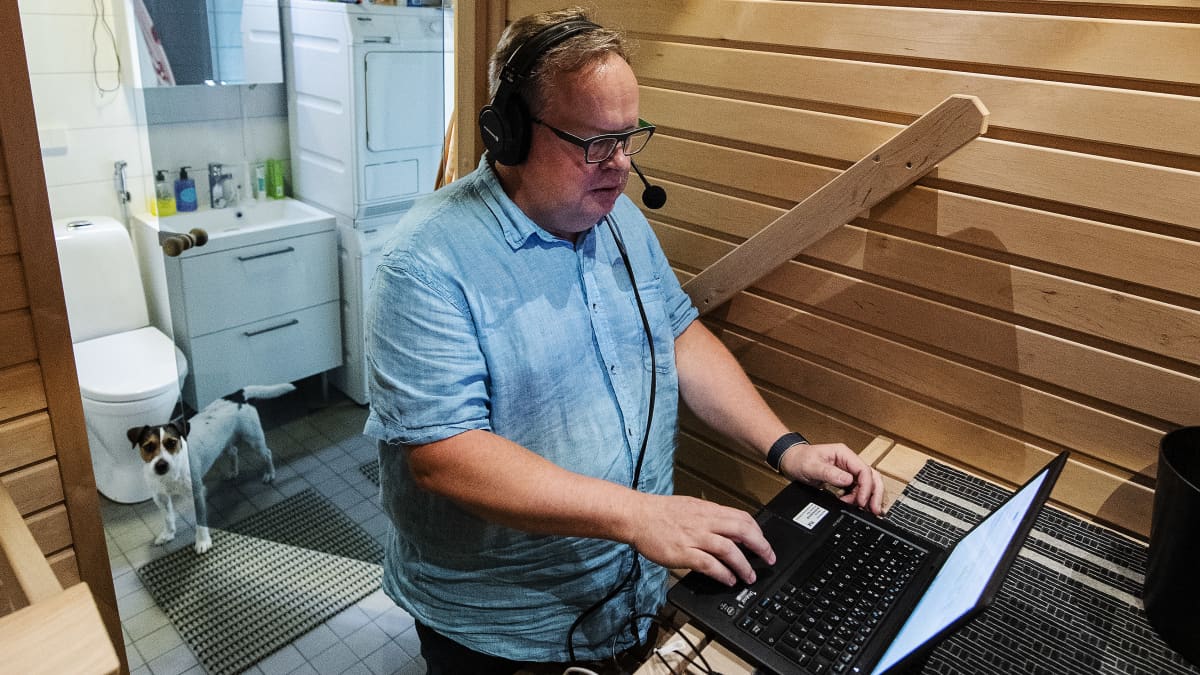 Yleisradio journalist Petteri Löppönen presenting a radio news broadcast remotely from the sauna of his home in Vantaa in 2021.
