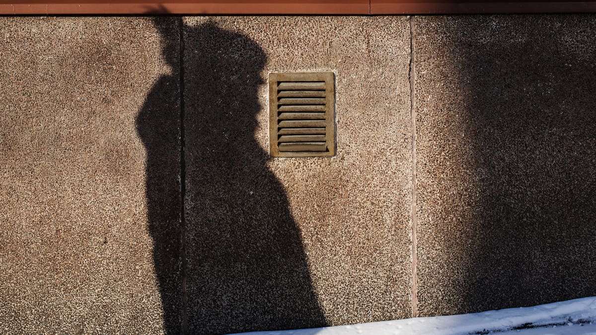Kokoomuksen Kirsi Piha valokuvattiin Kirjailijanpuistossa Töölössä helmikuun 2021 alussa.