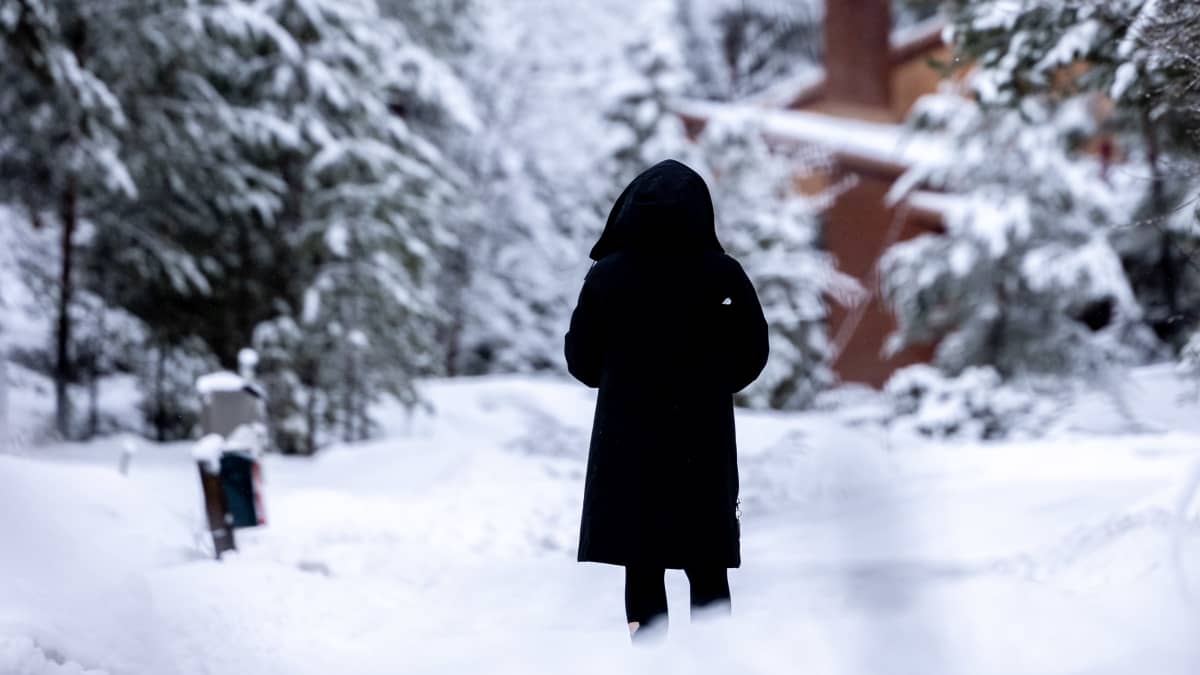 Anonyymi henkilö talvisella tiellä.
