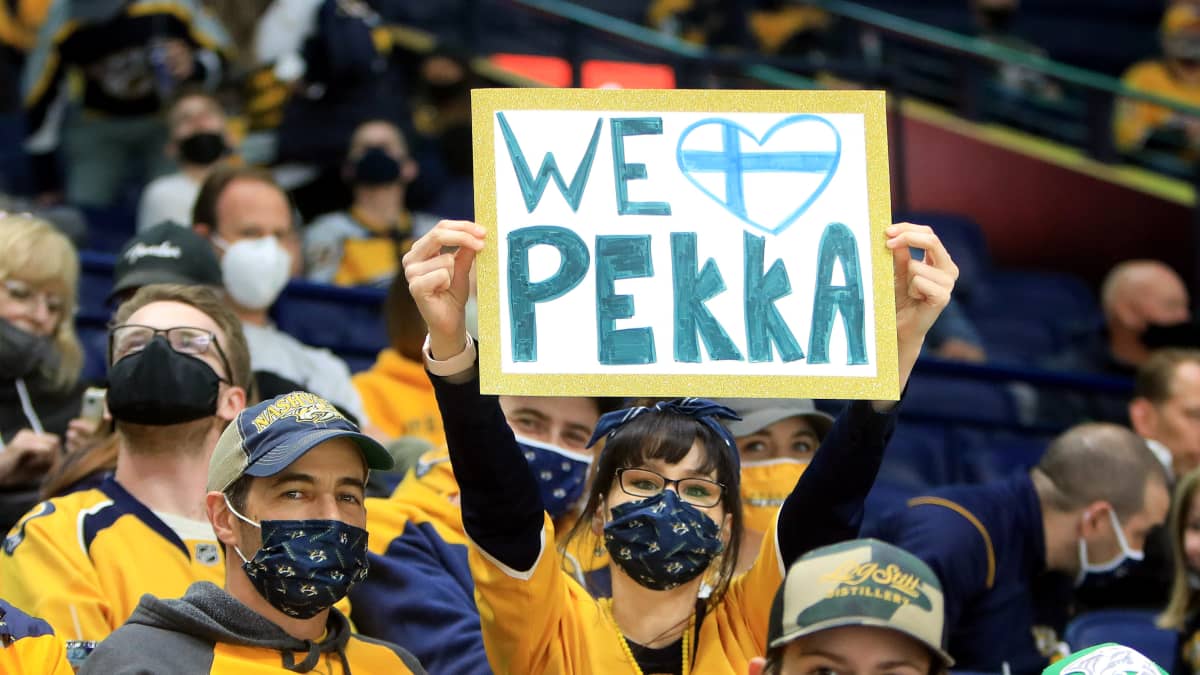 Nashvillen fani pitää We Love Pekka -kylttiä katsomossa.