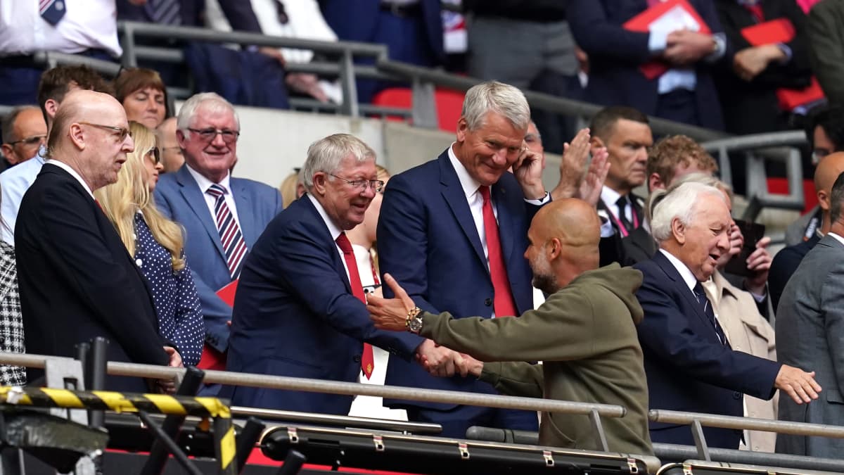 Sir Alex Ferguson onnittelee Pep Guardiolaa FA-cupin voitosta.