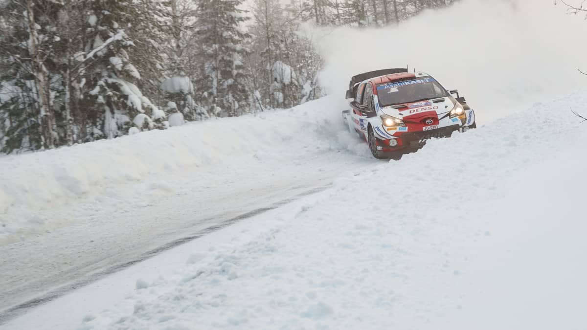 Kalle Rovanperä Toyotallaan Rovaniemen MM-rallin testierikoiskokeella 2021.