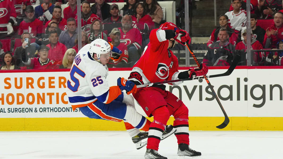 Carolinan Sebastian Aho saa niskaansa New York Islandersin Sebastian Ahon.