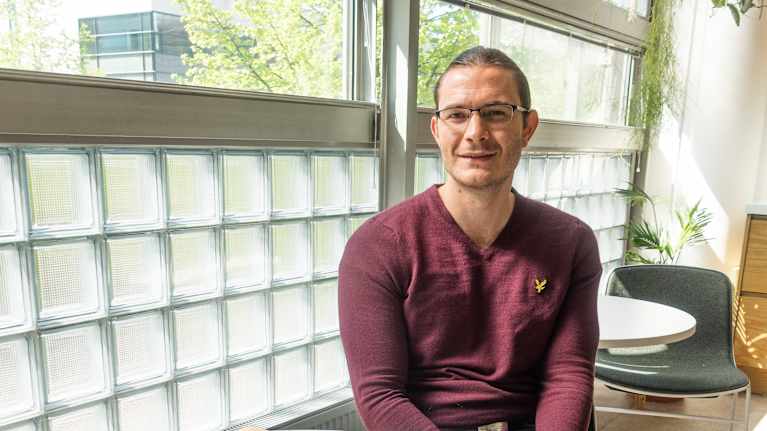 Tim Forslund i röd tröja på Sitras kontor