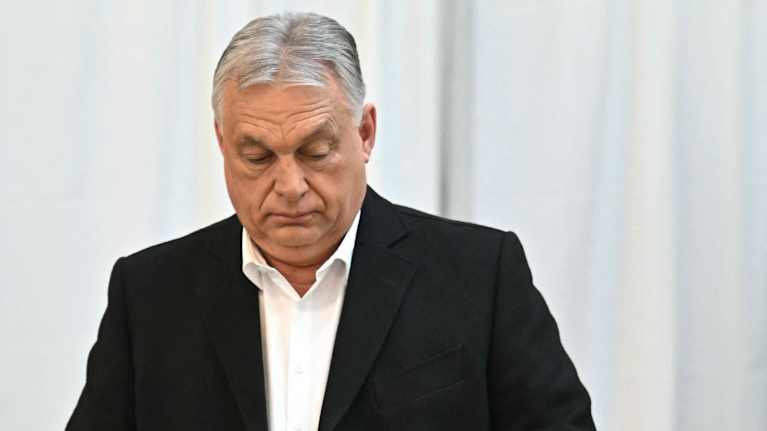 Viktor Orban laittaa äänestyslappua laatikkoon.