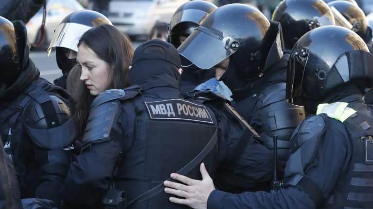 Poliisi pidätti laittomaksi katsotun ja kutsuntoja vastustavan mielenosoituksen osanottajia Pietarissa 24.9.2022.