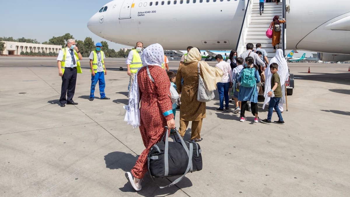 Kabulista Taškentiin, Uzbekistaniin saapuneita afganistanilaispakolaisia lähdössä jatkolennolle Saksaan 19.elokuuta.