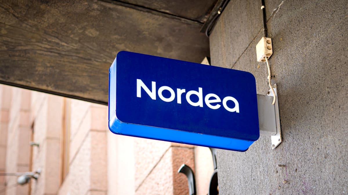 Nordean kyltti seinässä.