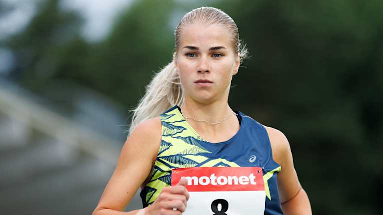 Alisa Vainio juoksee.