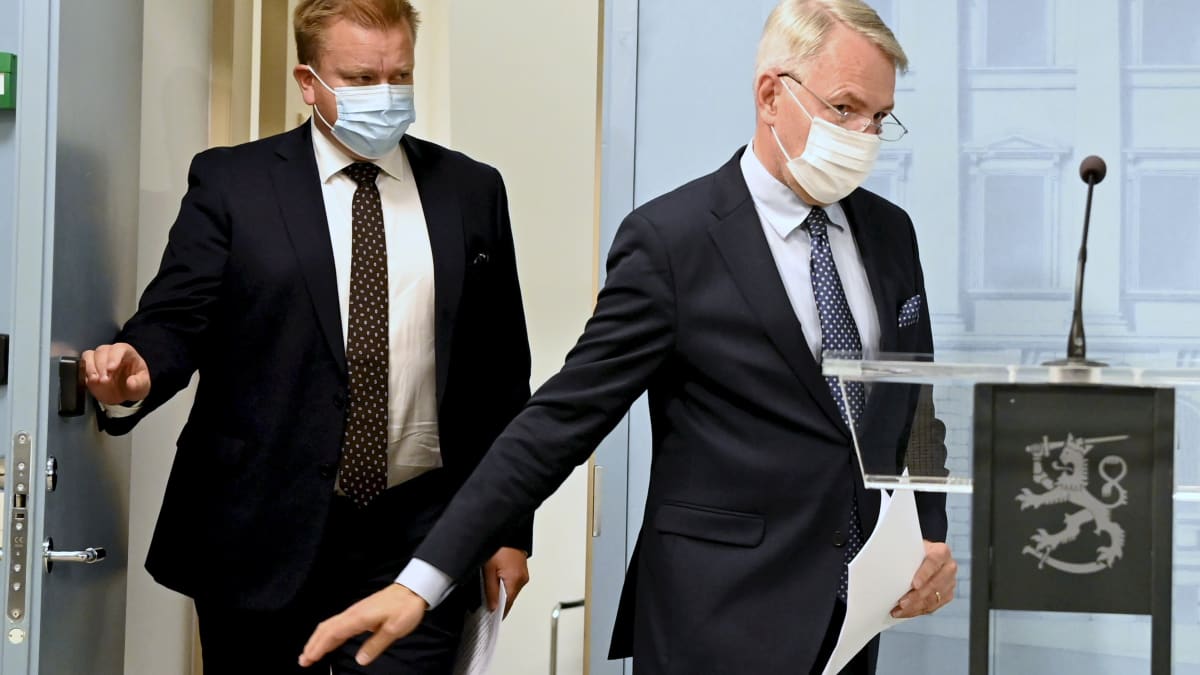 Ulkoministeri Pekka Haavisto (oik.) ja puolustusministeri Antti Kaikkonen saapuvat tiedotustilaisuuteen koskien Afganistanin tilannetta Helsingissä 26. elokuuta 2021.