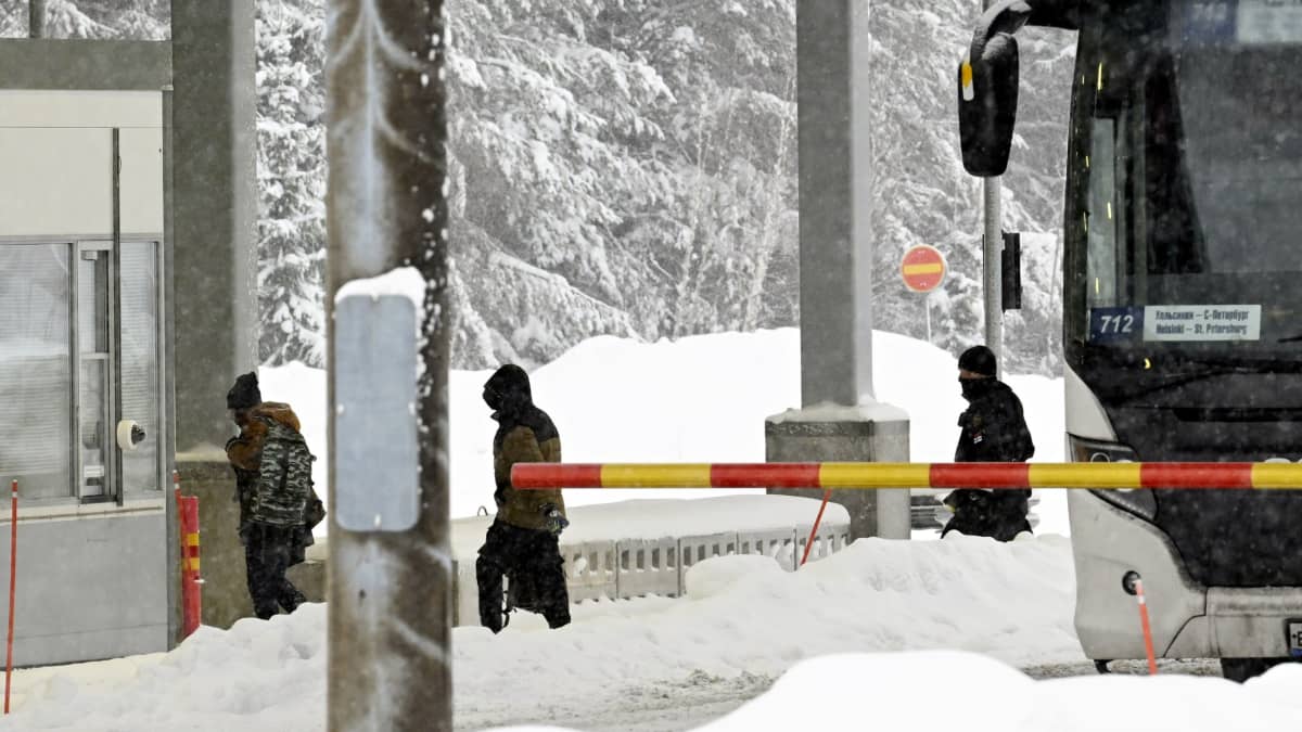 Torstaina ja perjantaina rajalle tuli paljon turvapaikanhakijoita. Kuva: Heikki Saukkomaa / Lehtikuva