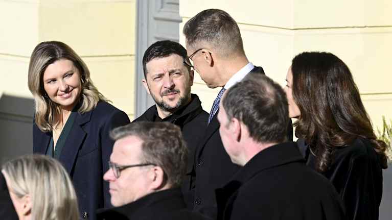 Елена и Владимир Зеленские навещают Александра Стубба в президентском дворце.