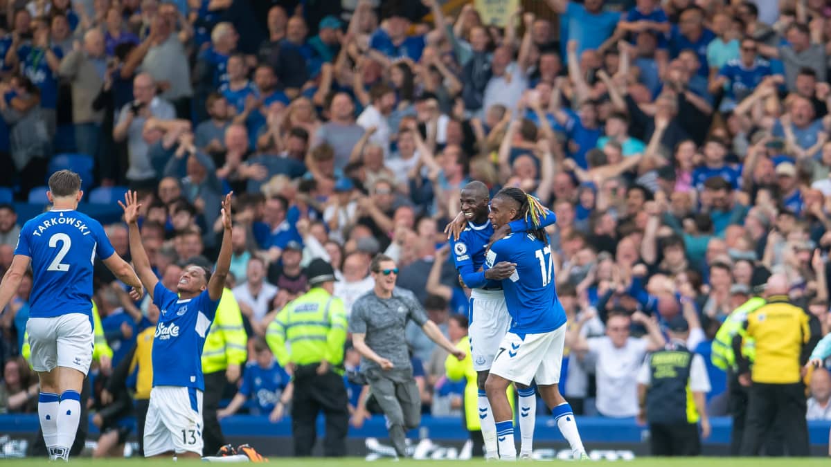 Evertonin pelaajat juhlivat sarjapaikan säilymistä.