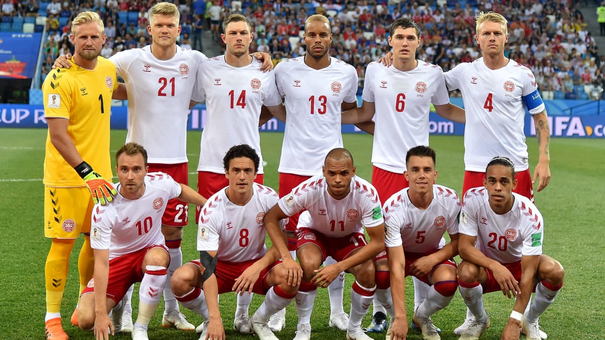 Tanskan miesten jalkapallomaajoukkueen avauskokoonpano yhteiskuvassa ennen vuoden 2018 MM-kisojen neljännesvälierää Kroatiaa vastaan.