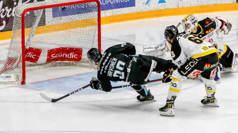 Konsta Hirvonen de los Pelicans anota el gol de la victoria en tiempo extra contra Gorby en las semifinales de la Liga de Hockey. 