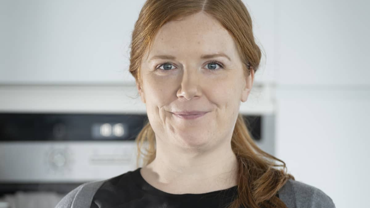 Kasvisruokabloggaaja Elina Innanen nostaa kattilasta kannen ja kattilasta tulee höyryä.