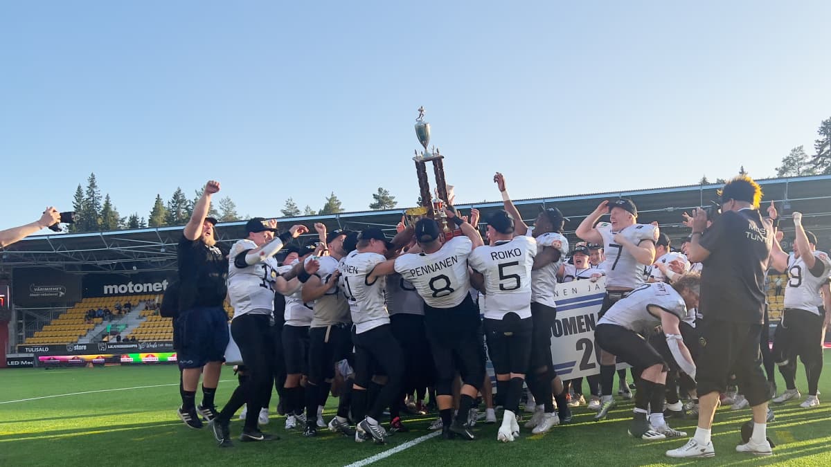 The Porvoo Butchers celebrate winning the Maple Bowl.