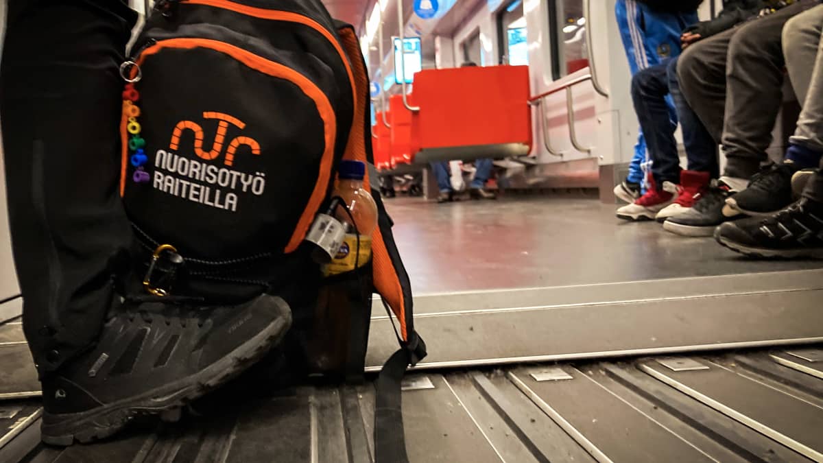 Nuorisotyö raiteilla -reppu metrossa. 