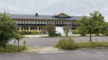 Jukkatalo Oy:n päärakennus ja piha-aluetta.