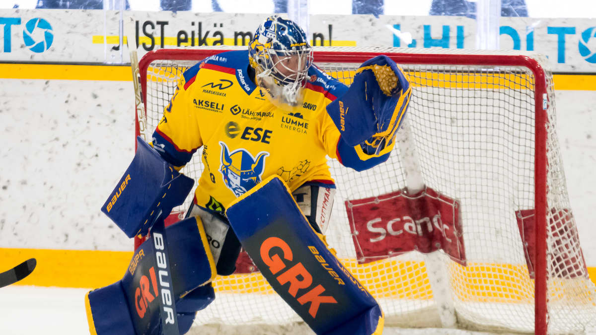 Markus Ruusu torjuu Jukurien maalilla. 