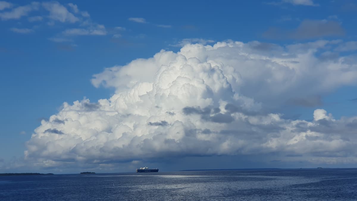 Muhkeita pilviä Perämeren yllä. Merimaisema. 
