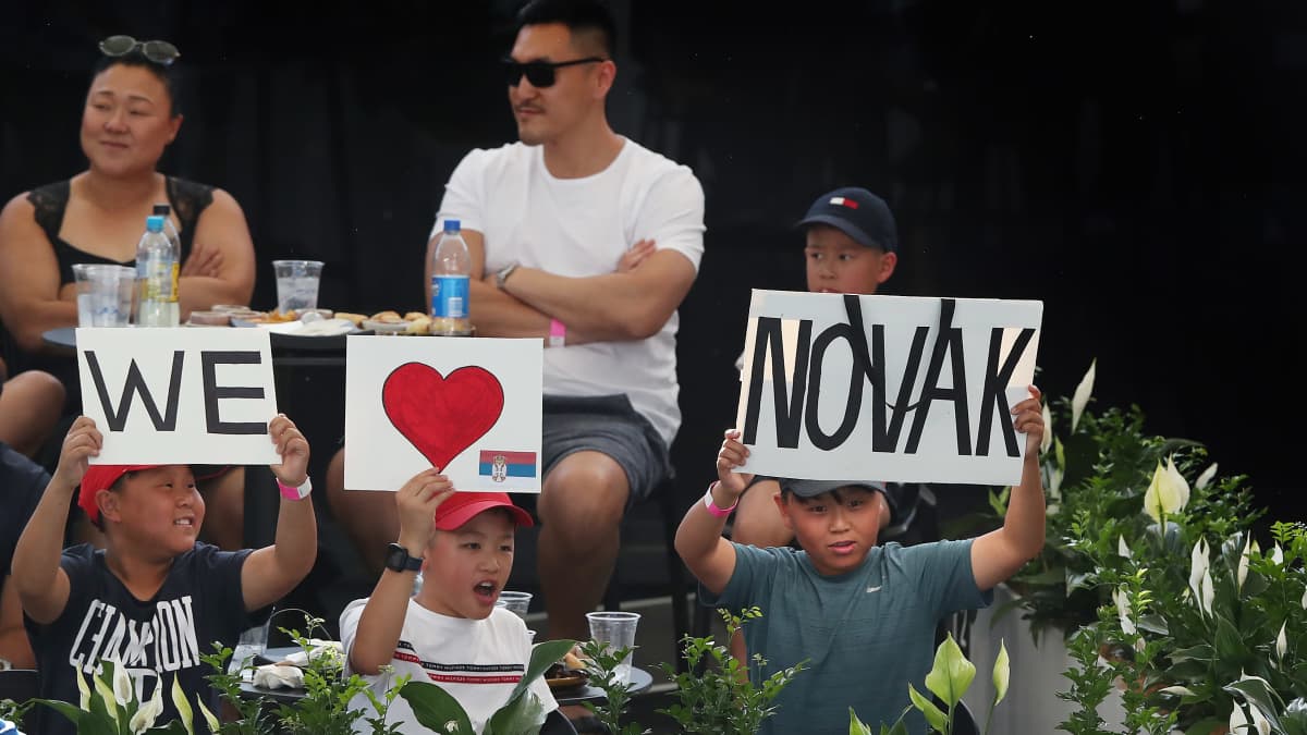 Novak Djokovicin kannattajia kuvassa