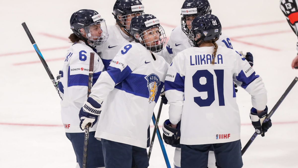 Naisleijonat juhlii maalia. 