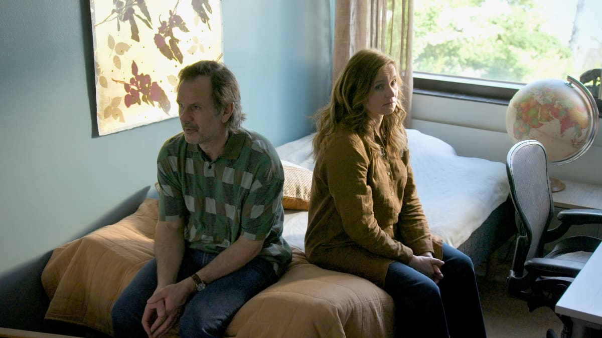 Näyttelijät Robin Svartström ja Karoliina Blackburn istuvat sängyn reunalla sarjassa Hormonit!