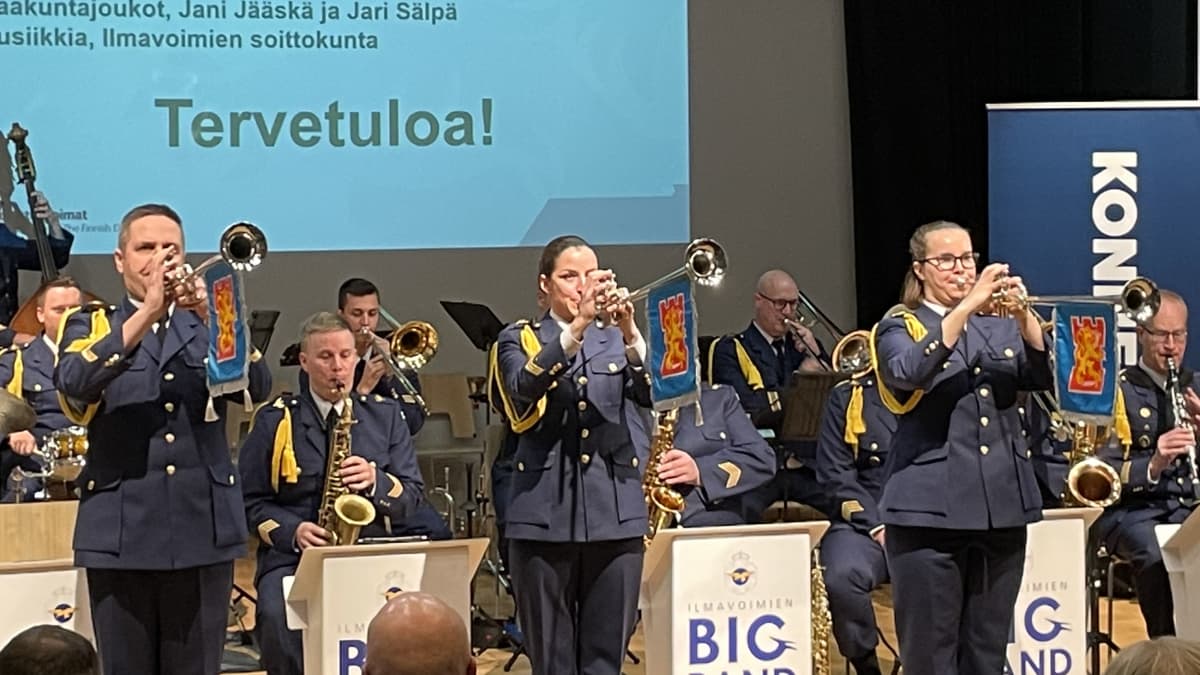 Ilmavoimien big band esiintyi Konneveden maanpuolustusillassa.