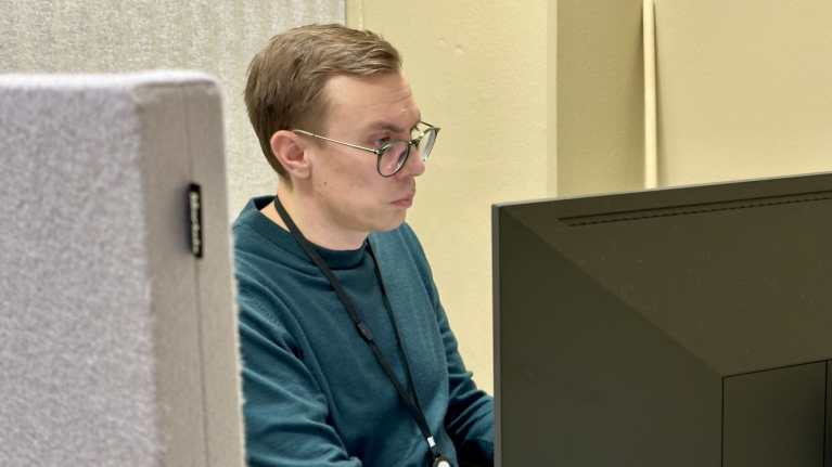 Juha Lehtonen istuu tietokoneen äärellä.