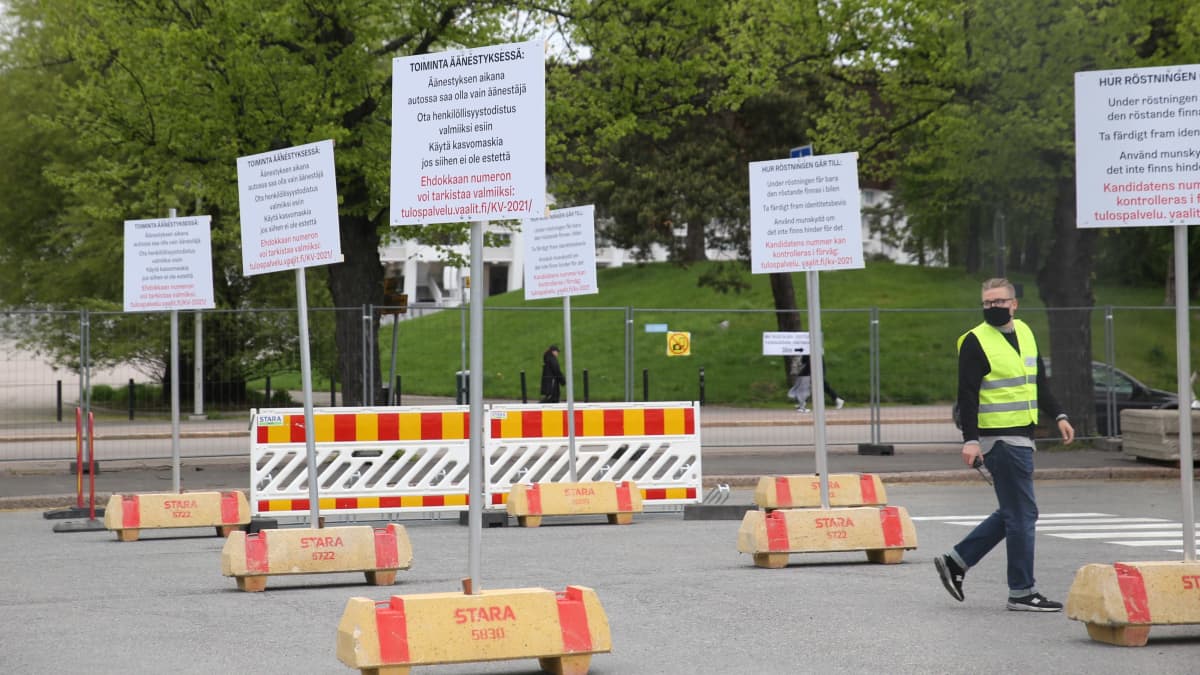 Kuntavaalien drive in -äänestyspaikka Töölön kisahallin Mäntymäen kentällä.