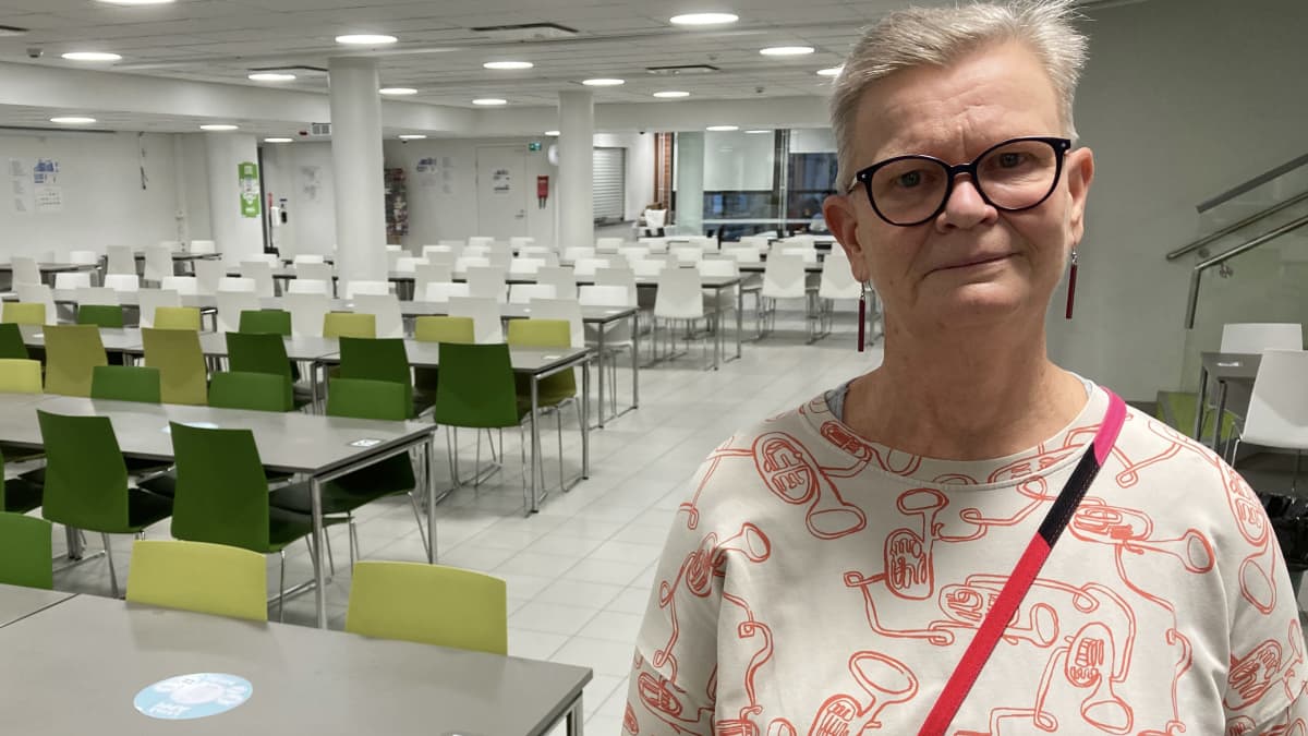 Turun Normaalikoulun perusopetuksen rehtori Satu Kekki seisoo tyhjässä ruokalassa.