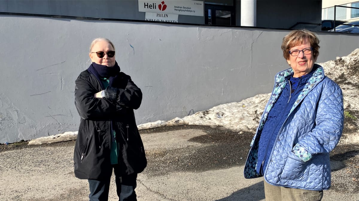 Imatra seudun hengitysyhdistyksestä Lea Kaasinen ja puheenjohtaja Liisa Sivonen.