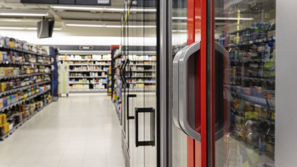 Jyväskylän Kuokkalassa sijaitsevan K-Supermarket Kotikentän juomakaapeista otettin sähköt pois energiakriisin ajaksi.