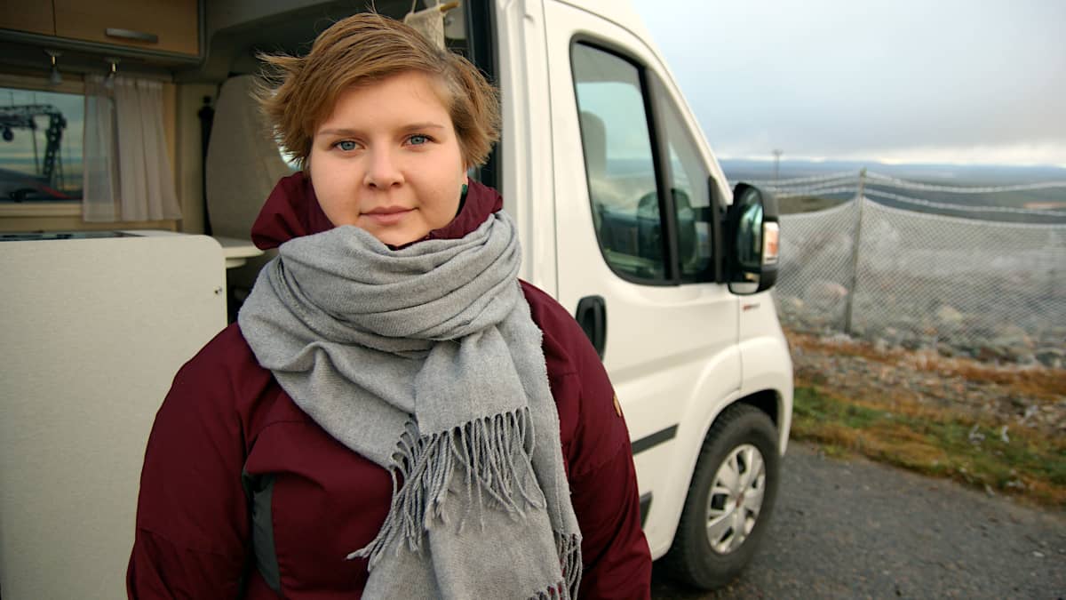 Sanna Kärki matkailuautollaan Levin huipulla