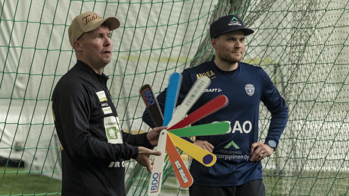 Kempeleen Kirin pelijohtaja Petri Tuuva (vasen) ja pelaaja Tuomas Jussila
