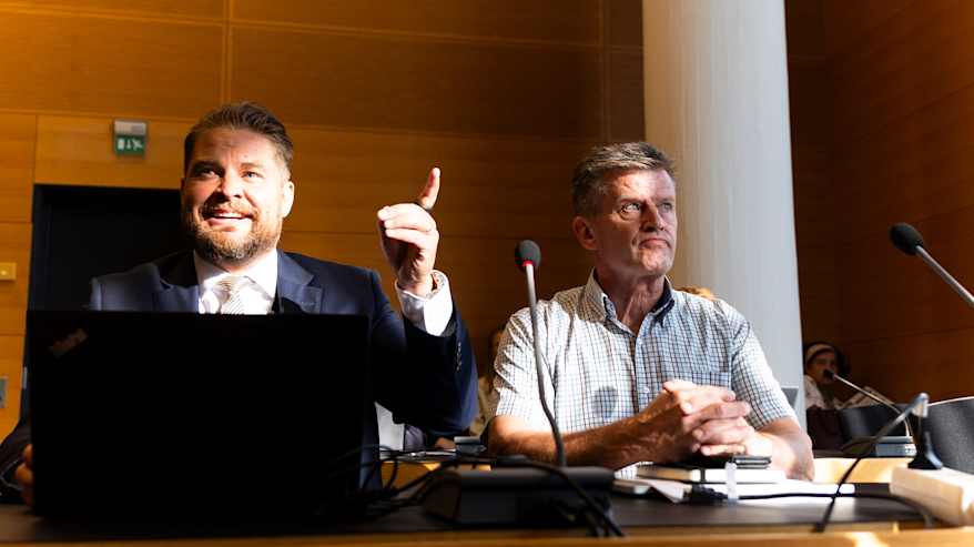 Olli Sorainen istuu käräjäoikeudessa vierellään asianajaja Kaarle Niemi.