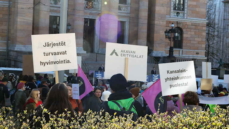 Protesters in front of the House of Estates.