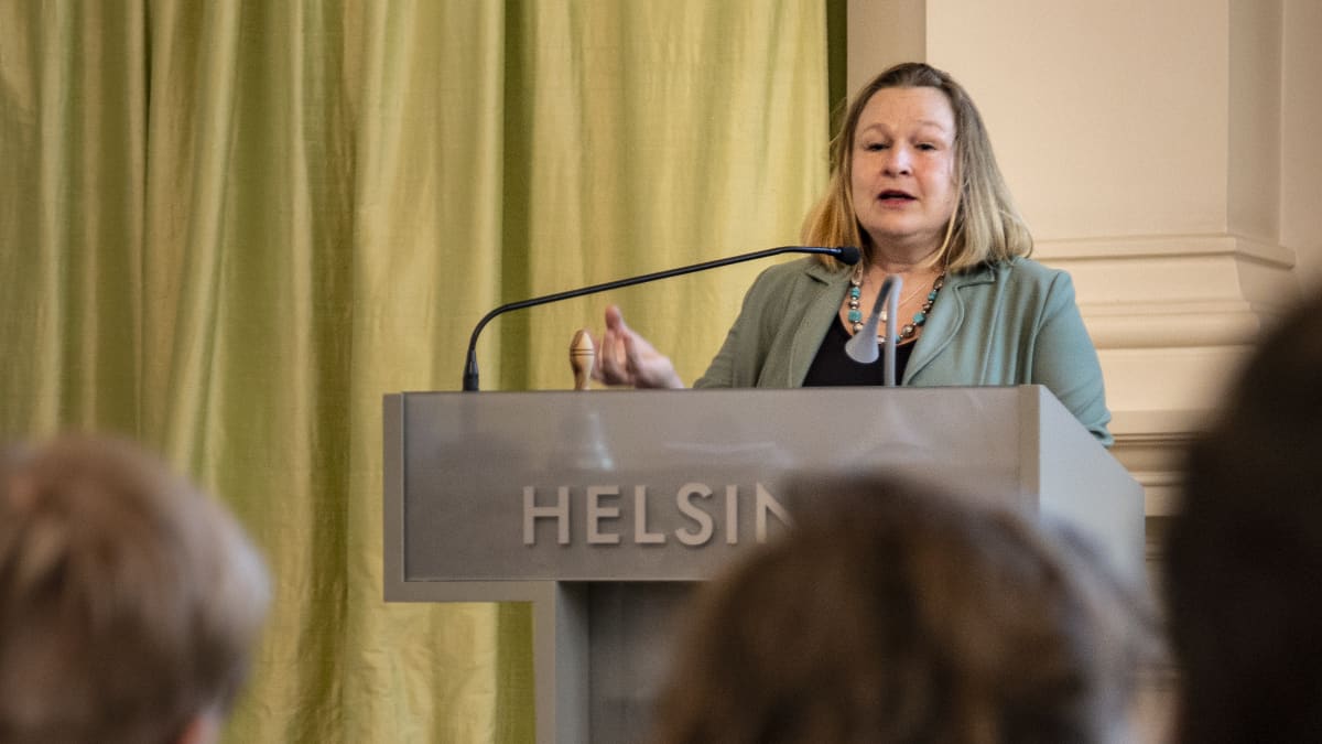 Outi Honkatukia koululaisten ilmastokokouksessa