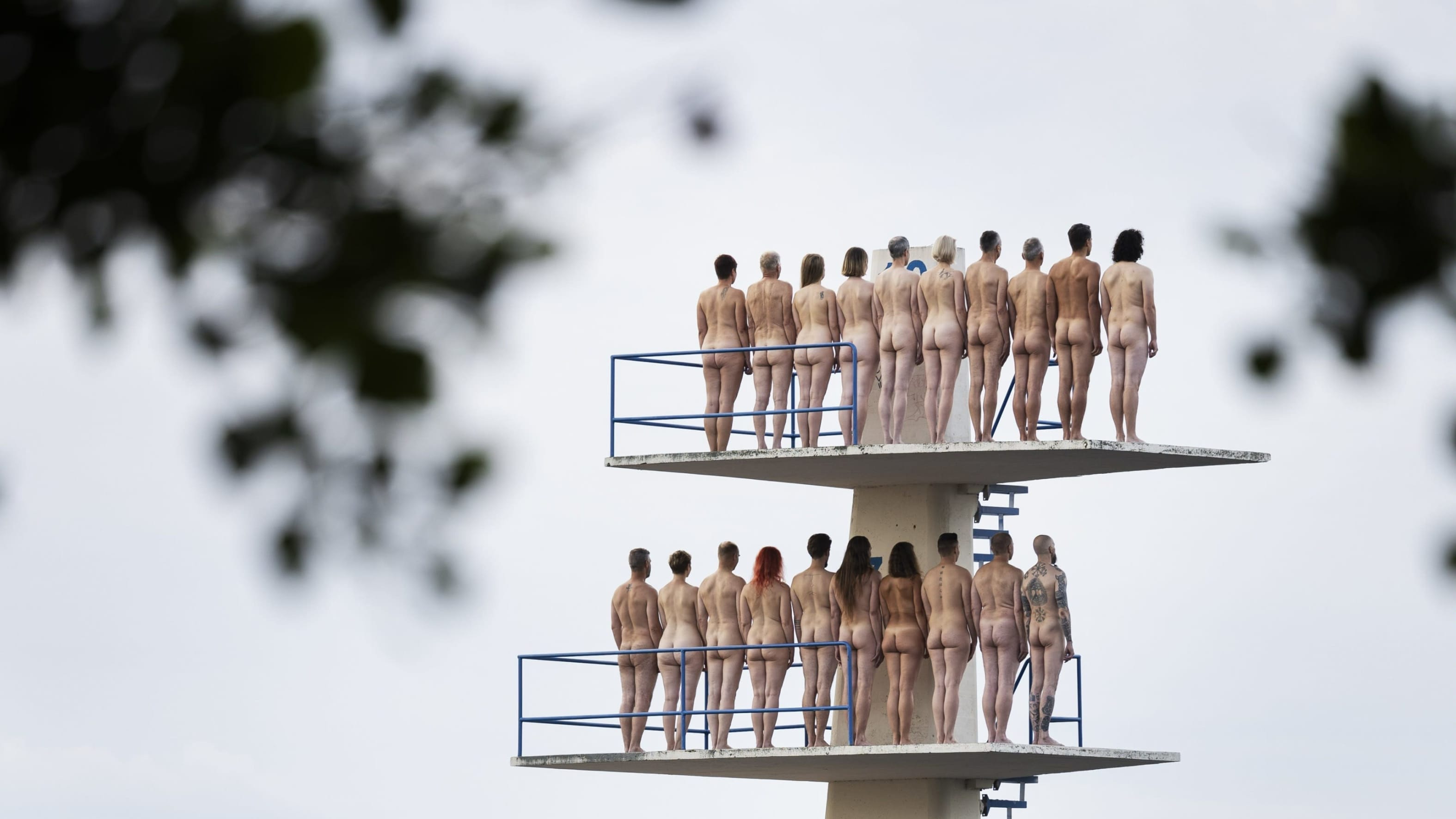 Watch: Almost a thousand gather for nude photo installation in Kuopio | Yle  News | Yle