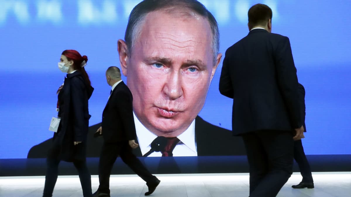 Vladimir Putin puhumassa Pietarin talousfoorumissa kesäkuussa 2022.