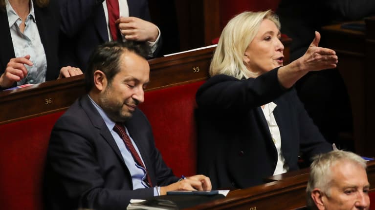 Sebastien Chenu ja Marine Le Pen parlamentissa Ranskassa. Le Pen väittelee käsi ojossa.