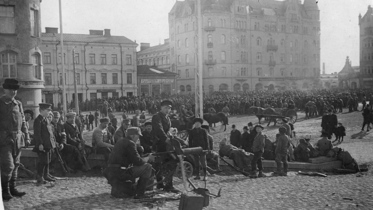 Vangittuja punaisia vartijoineen Tampereen keskustorilla.